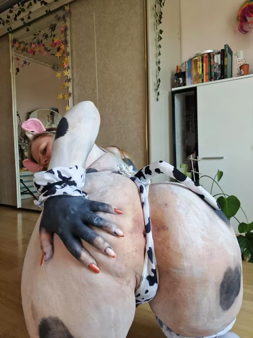 Moo! I have such a big piebald ass and such a small asshole that even a thong strap can't cover it. Heh
