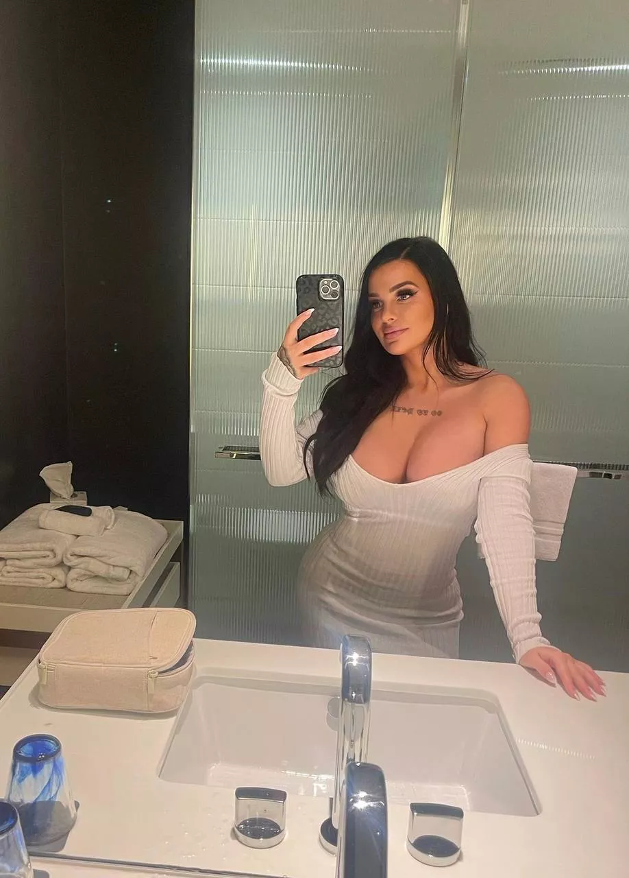 Eyes on me, baby. Always on me!