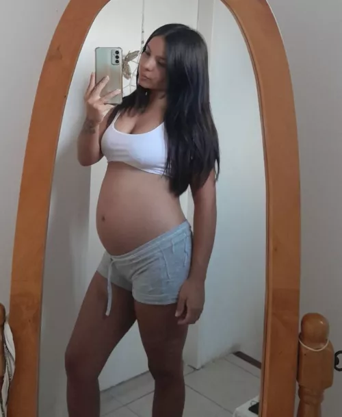 Hello!  I'm new, small body, 32 weeks pregnant, how does it look?