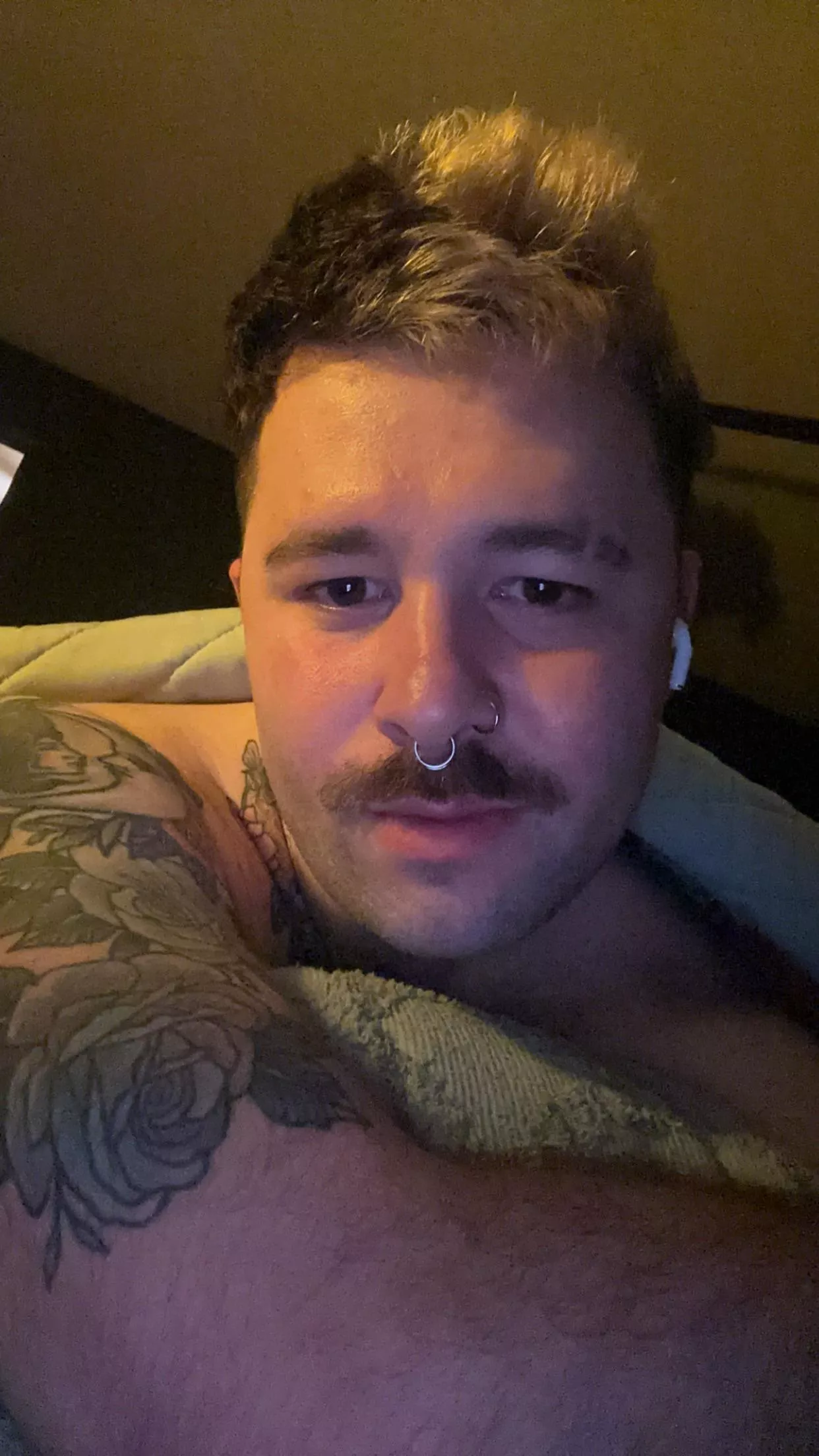 Helooooo much 🍃come cuddle and play games in bed