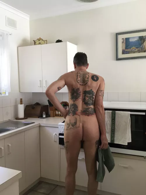 Kitchen duties in the nude