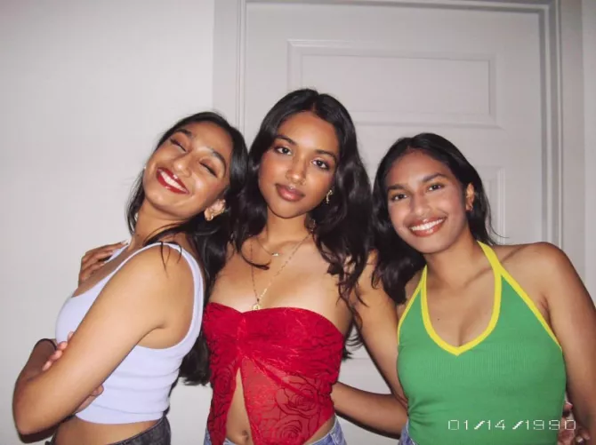 Rank these girls in order from left to right