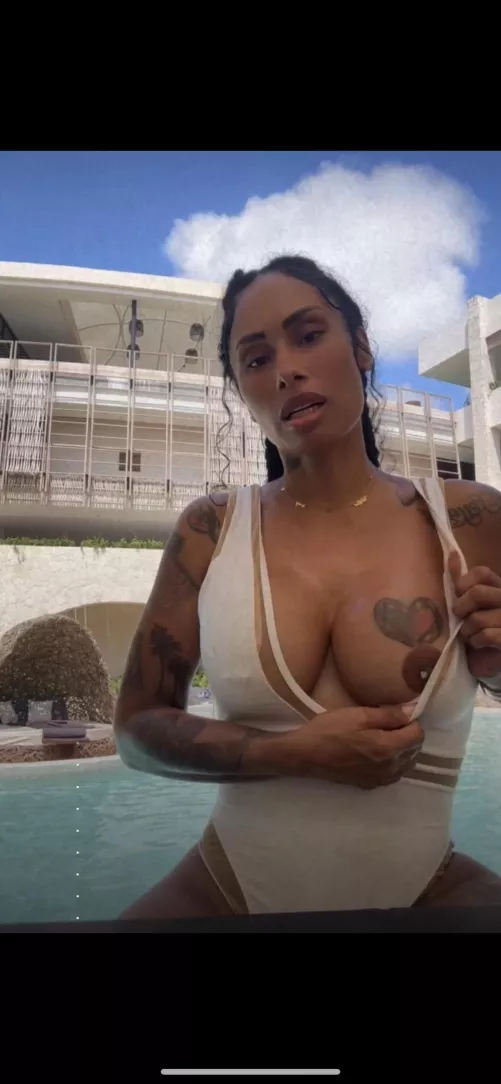 Who has more of her👀👀🤑