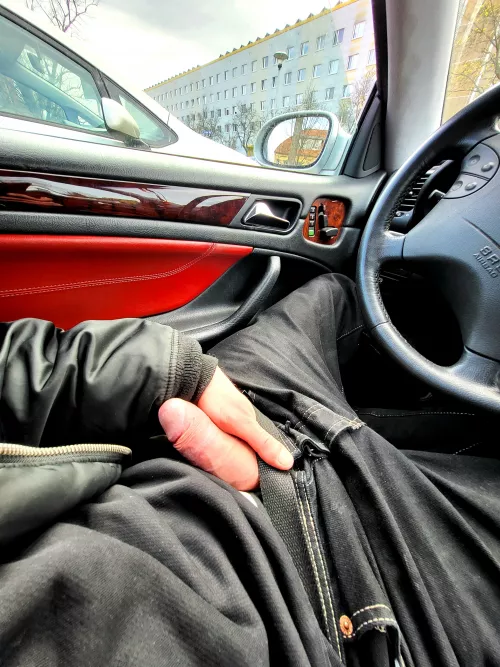 Who would like to stand at the window and help me get really hard?

Wer würde gern am Fenster stehen und mir helfen richtig hart zu werden?