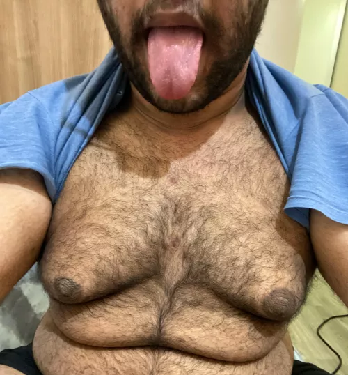19 m london want to try ws for the first time. Need someone to piss on my nipples ;)