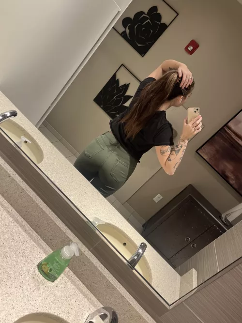 Happy Friday from the work bathroom [f]