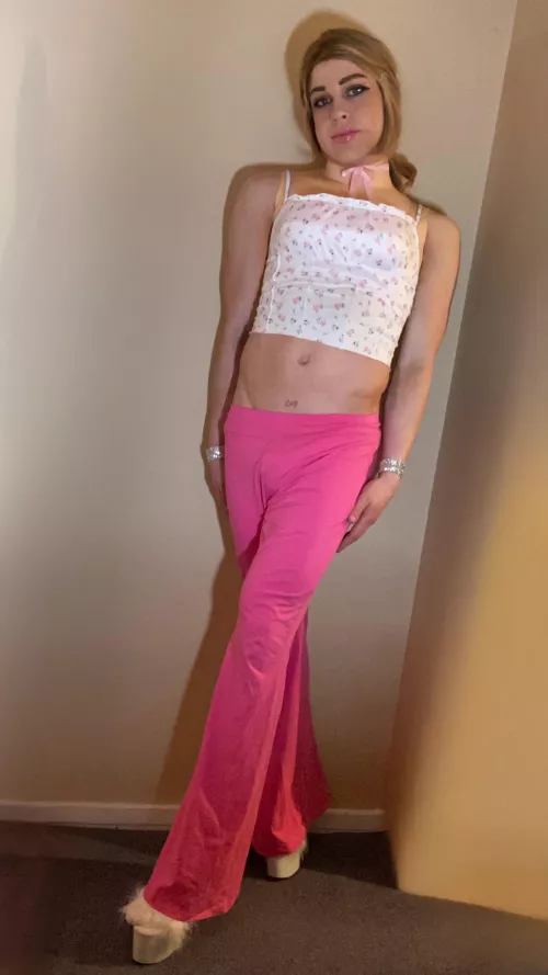 In love with flairs, chokers and crop tops! They make me feel so cute! Xx🥰