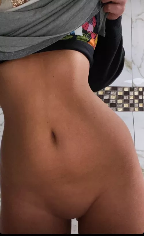 She just got it waxed 🥵 ready to show off 😏