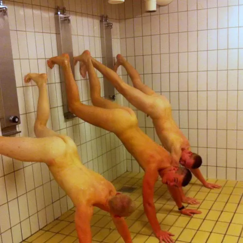 Shower handstand 🤪