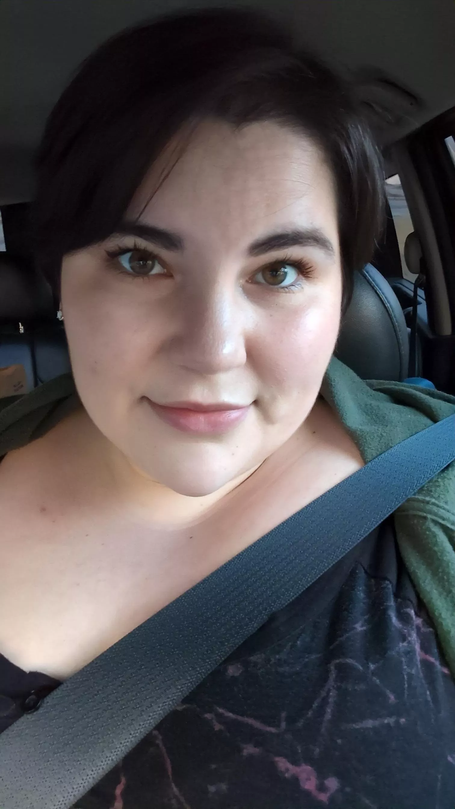 Y'all know I love posting a selfie on Friday. Here's to the weekend ☺️