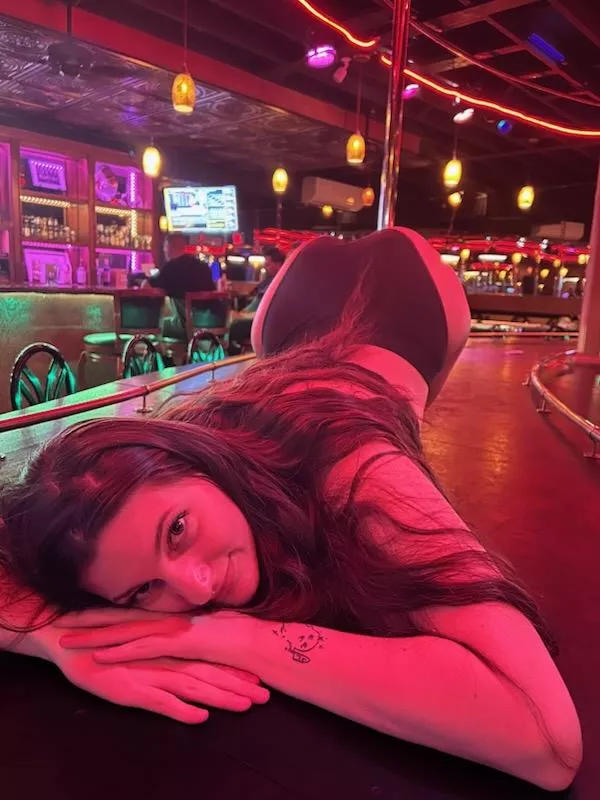 can a teen stipper get attention here