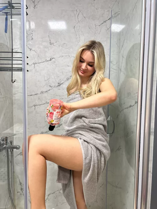 Real shower MILF, not a porn star.