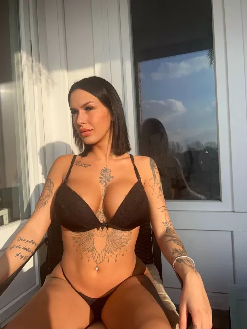 struggeling rn if i take off my bra or get tanlines