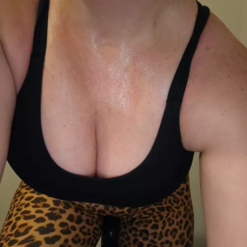 Who wants to lick me clean? 😏 (f)