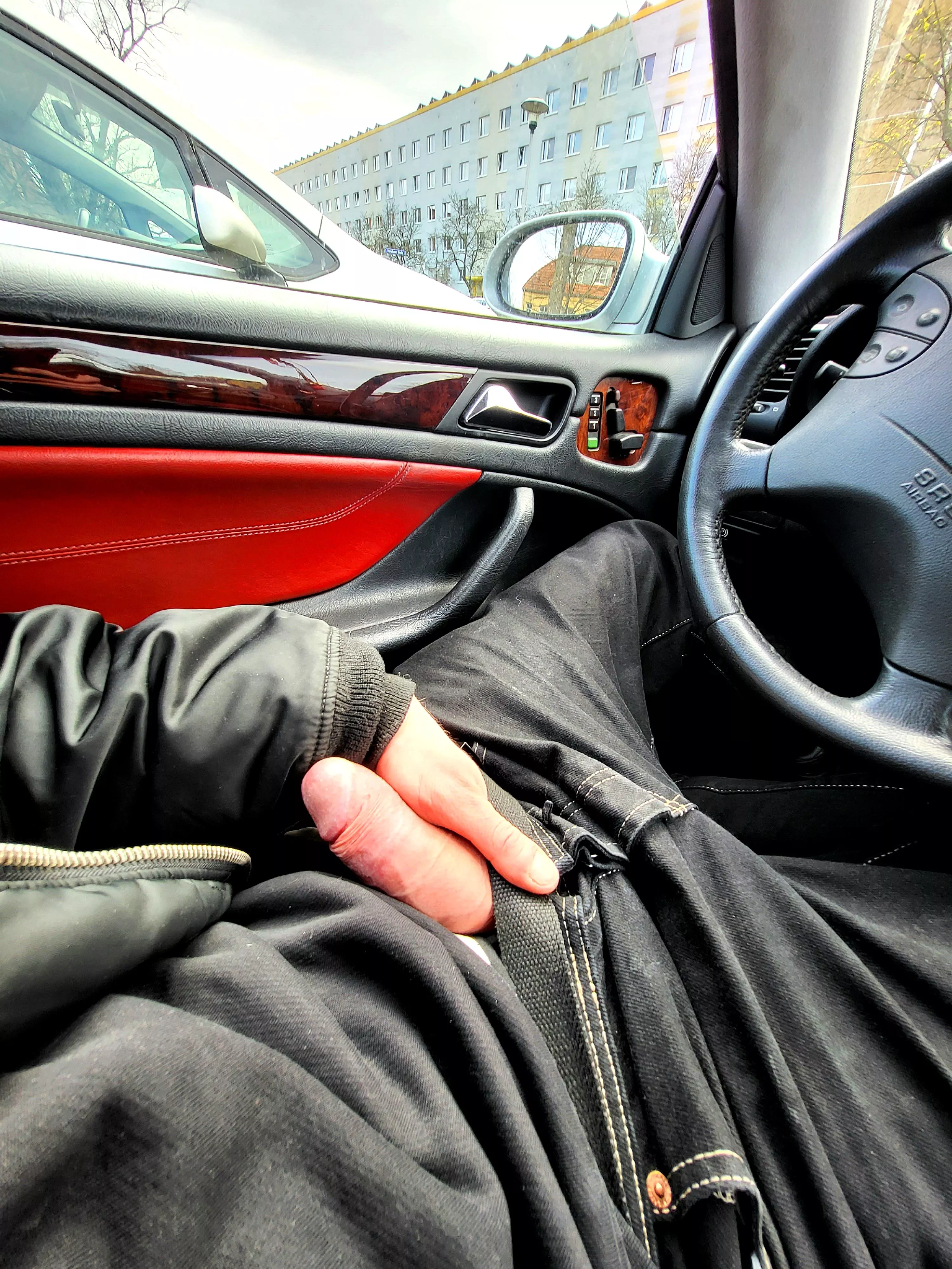 Who would like to stand at the window and help me get really hard?

Wer würde gern am Fenster stehen und mir helfen richtig hart zu werden?