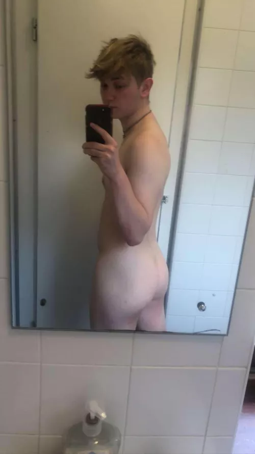 You find me in the public toilets like this, wyd?