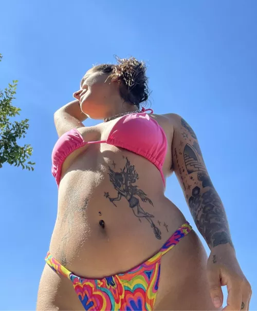 A little bit of underboob 👅