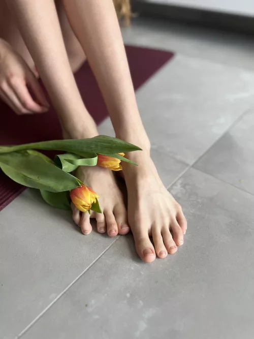 need someone to paint my toes 