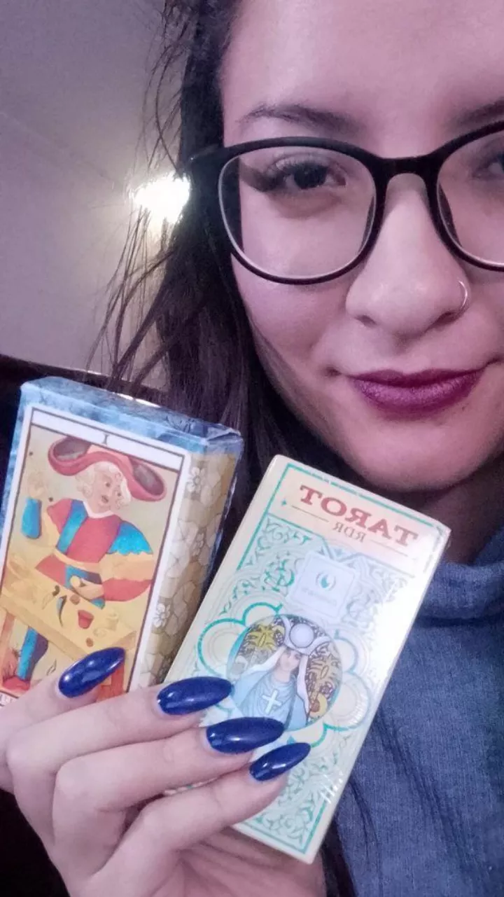 Some tapping next to you 👁️👄👁️