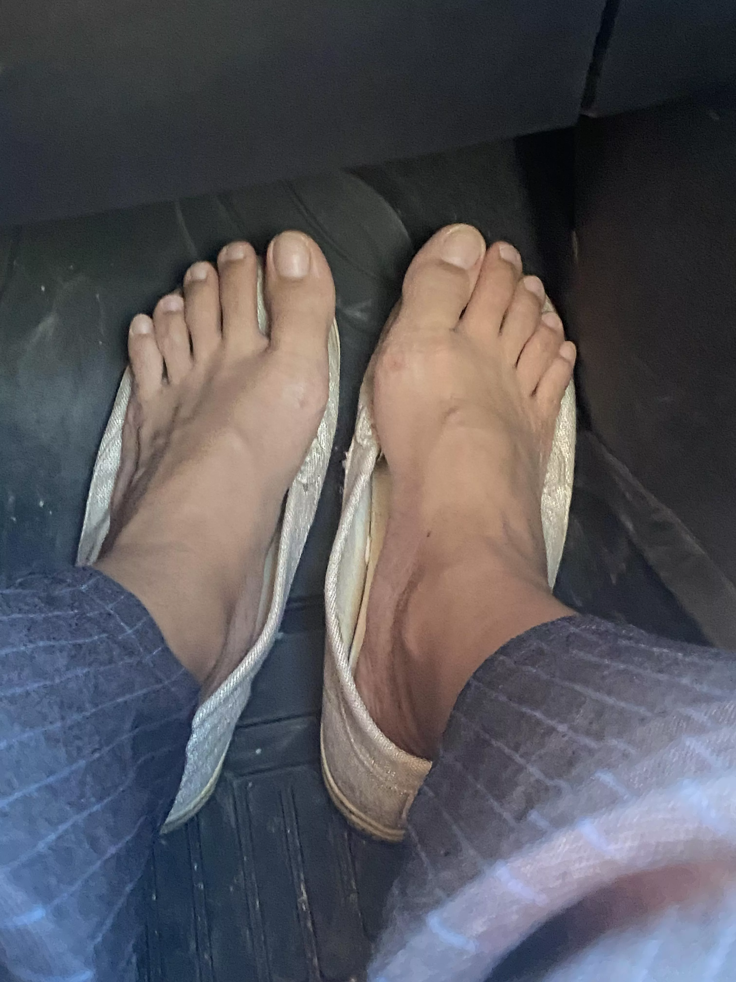 1 more hour to go. Need to stretch my legs and my feet needs to breathe!  If only I had a good subby down below massaging my feet and legs.. 