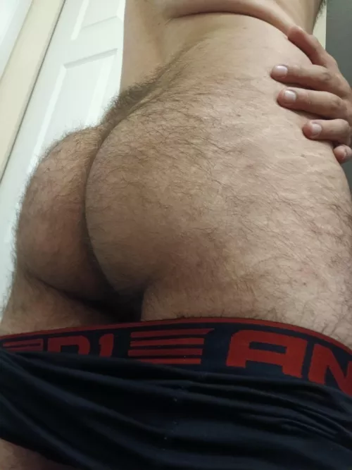 24 m FL straight dude, bored af and curious if people actually like my ass lol. Dm me if ya want. +straight curious  +twink +nice ass