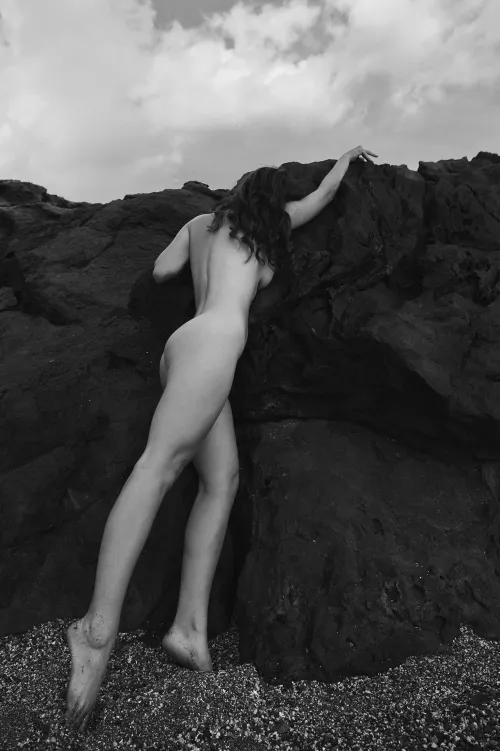 Climbing the rocks [F] 6'1