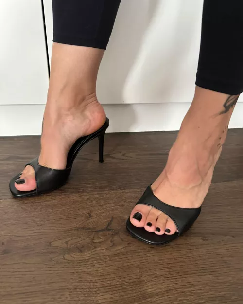 I found these pretty heels in my closet 😊