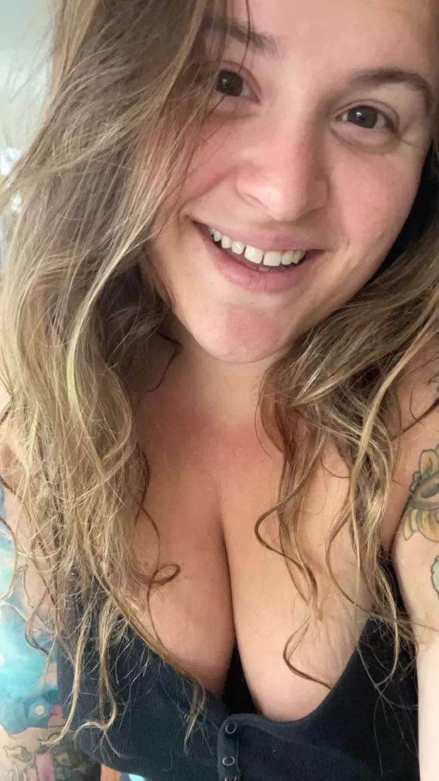 I hope a BBW stoner covered in tattoos can cure those Monday blues!