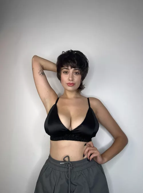 I’m curious which do guys prefer, a bit sweaty or fresh armpits?