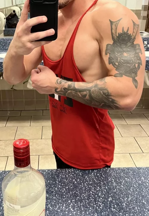 My forearms are feeling strong today after the gym! I wanna find a cutie I can lift now 😈