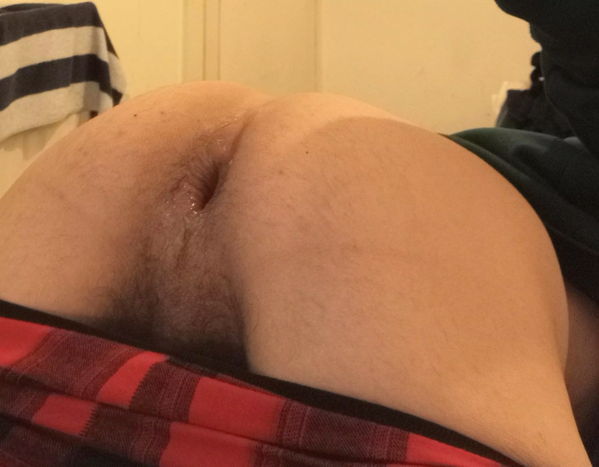 Waiting patiently for you to push in behind me. Use my hole to milk your cock🤤🤪