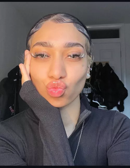 Anyone else would cum over these lips?