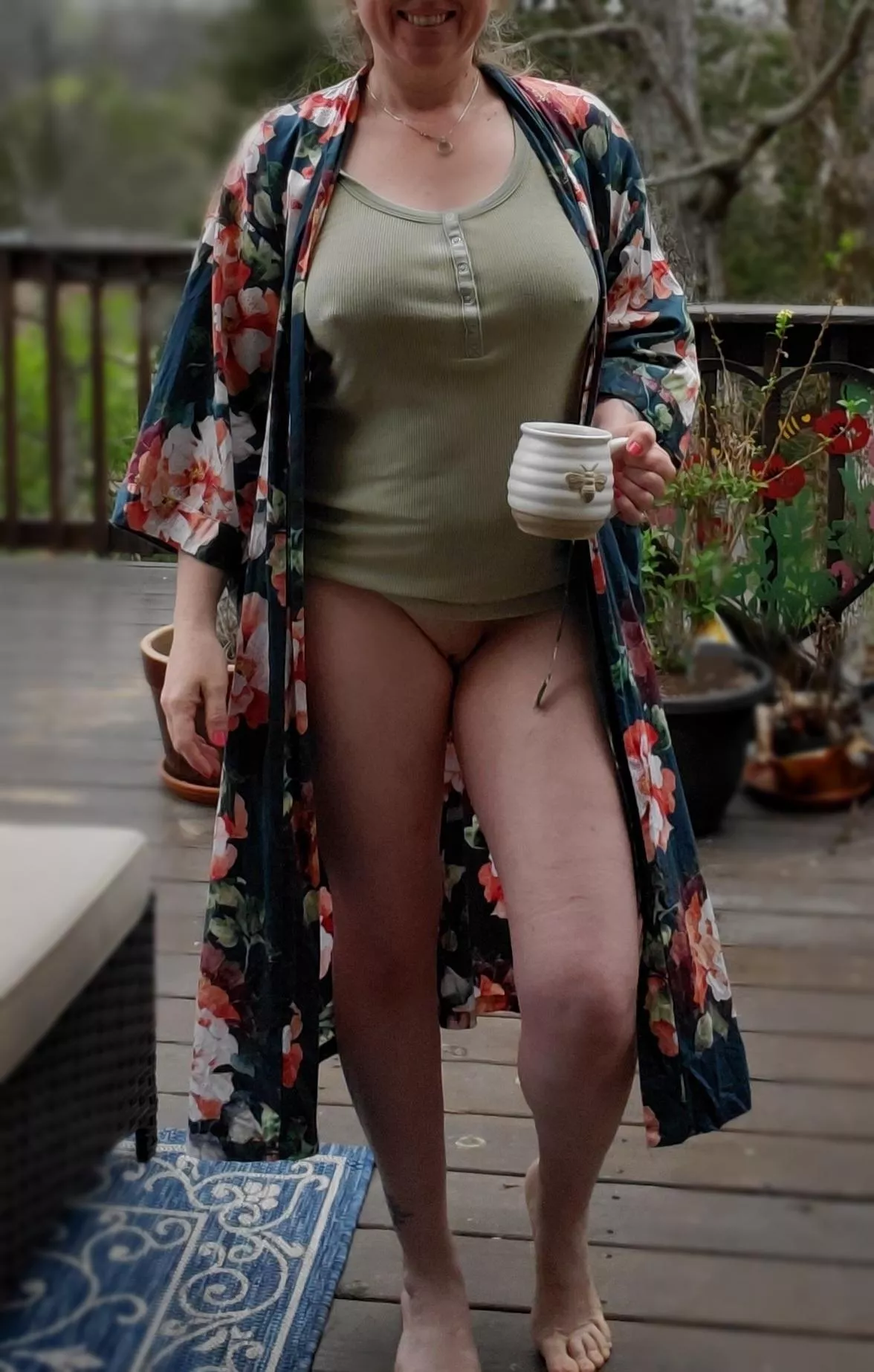 Good morning, thought we could share our first post coffee on the deck before the storms come☕️💋