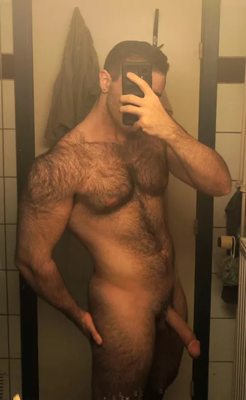 Just before lying on my bed and squirt on my hairy pecs (23)