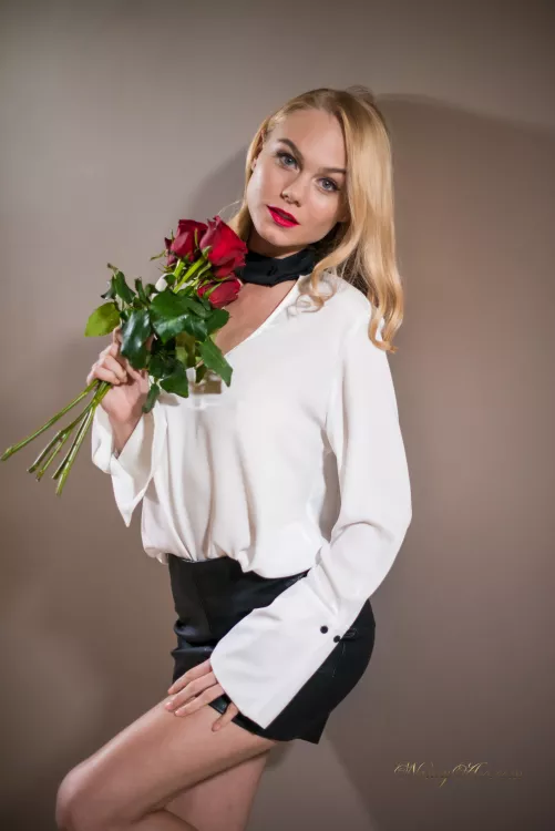 My perfect phone lock screen wallpaper of the Queen [3337x5000]