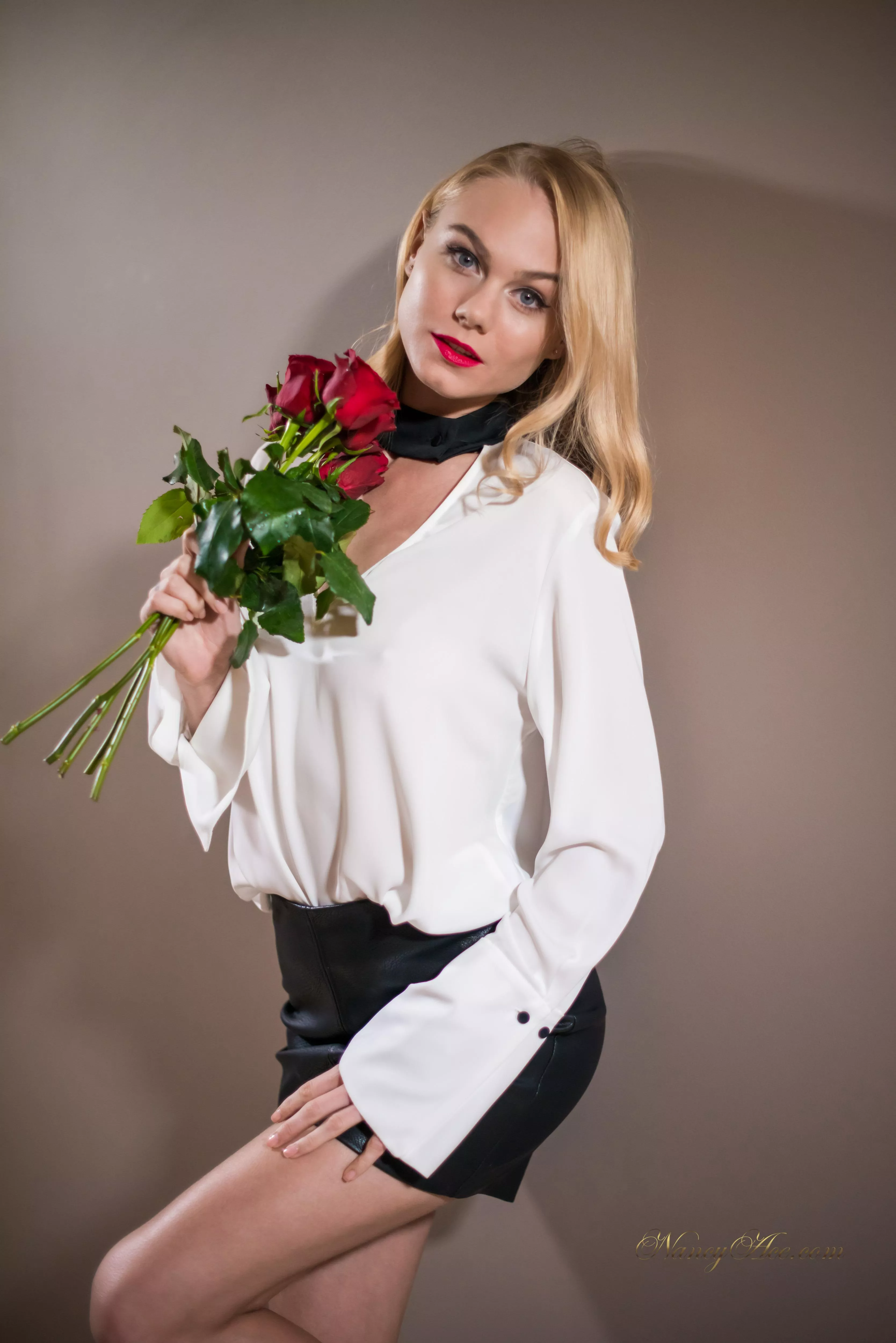 My perfect phone lock screen wallpaper of the Queen [3337x5000]