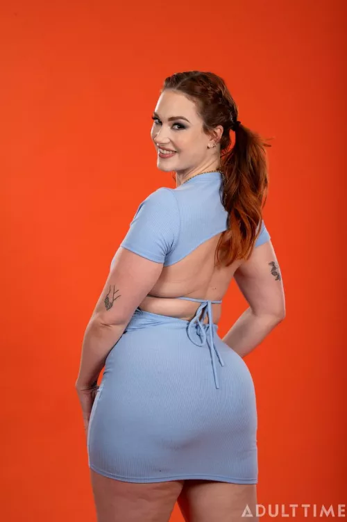 Think our angel can accomodate my head between those cheeks inside the dress💕