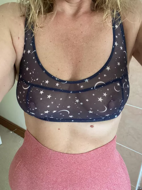 Who’s up (f)or a workout? Hope the new top won’t be too distracting! 