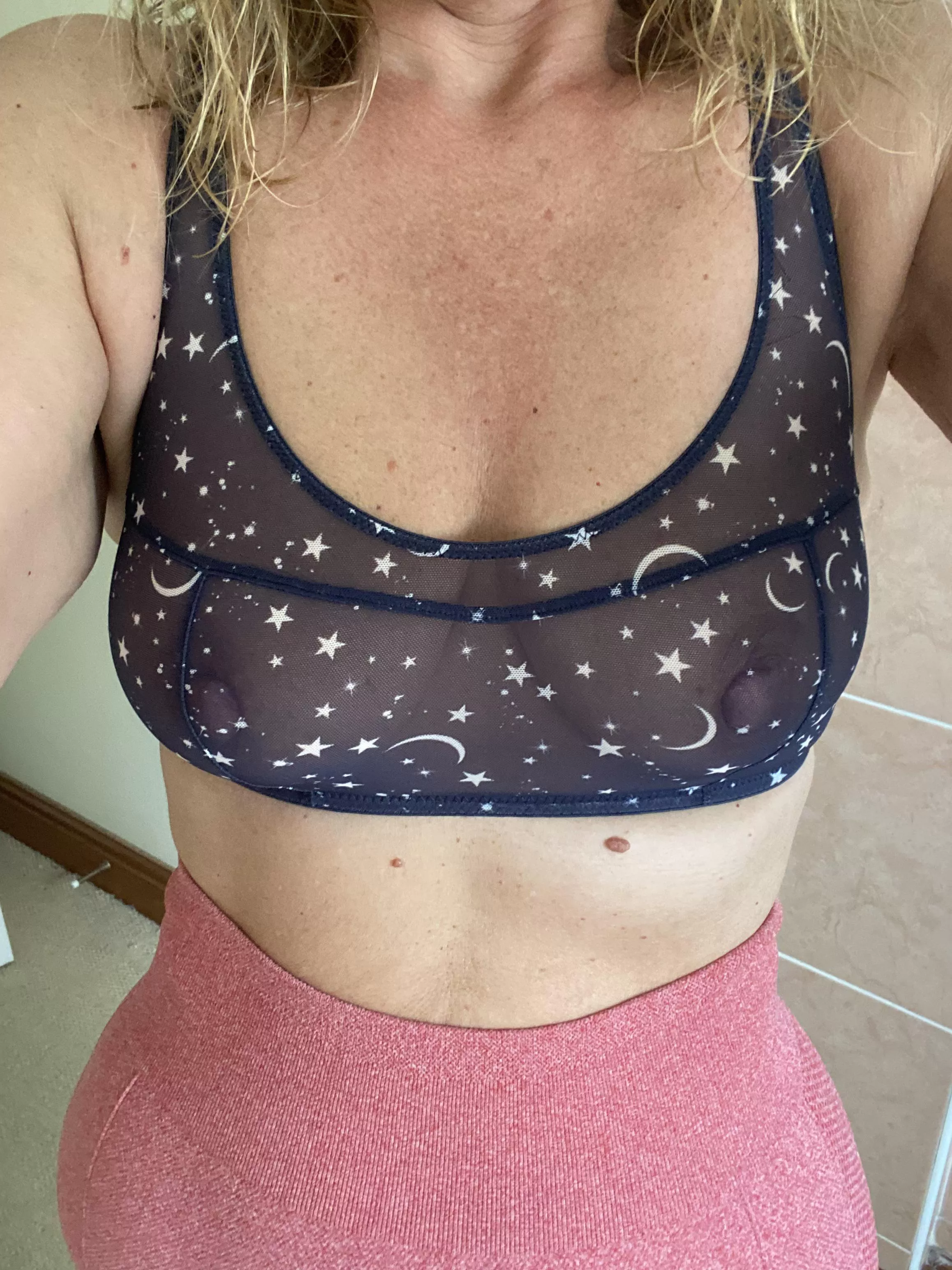 Who’s up (f)or a workout? Hope the new top won’t be too distracting! 