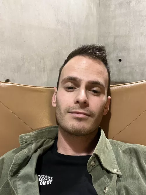 [25] Still ill in my bed (and sleepy in the pic lol) Messages to pass the time are welcome friends 💙