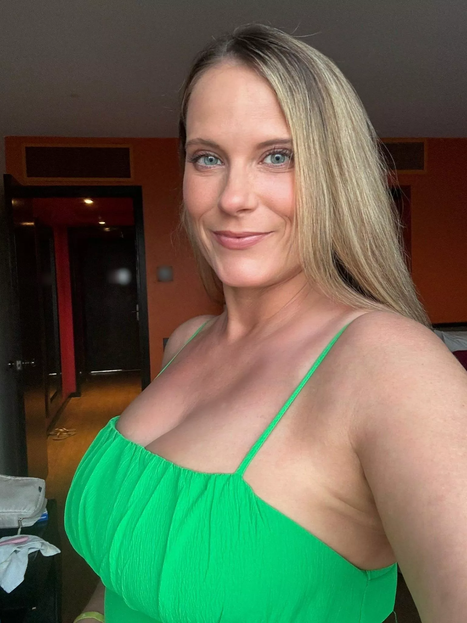 Hoping to find a single dad on vacation [f]