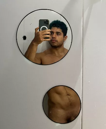 Worship this sweaty, post-gym body?😏