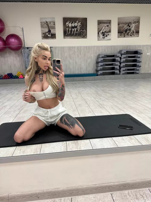 She didn't hesitate and turned herself on during yoga [F]