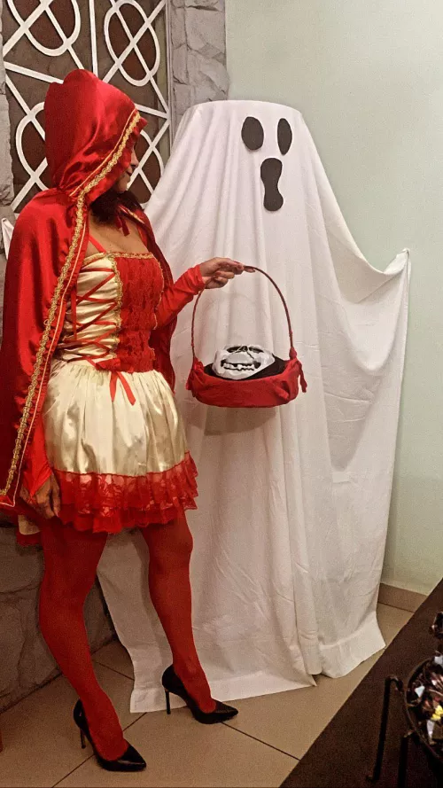 Who's that I see walkin' in these woods?