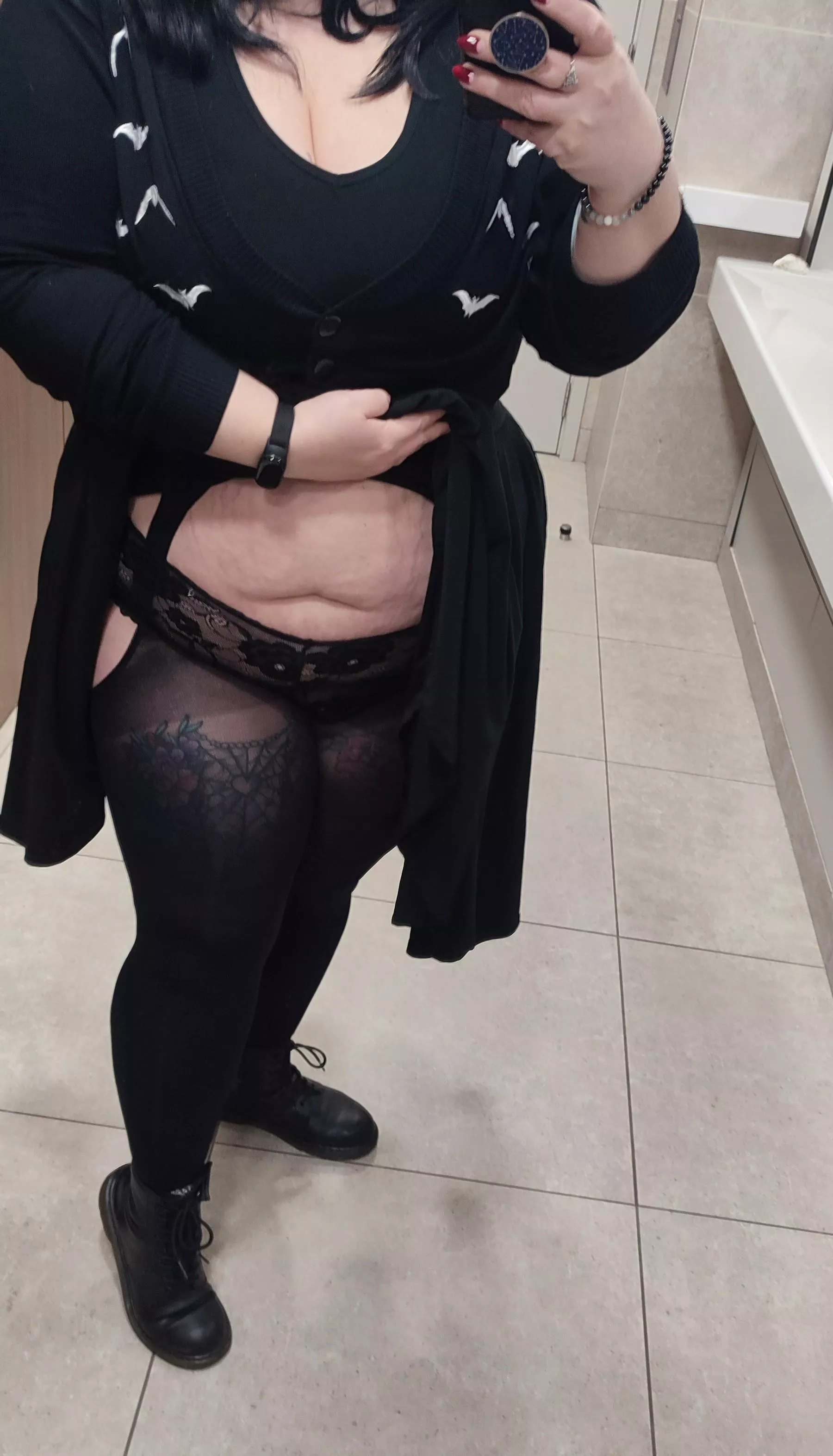 Love a sneaky shot when at work on a Friday, alternative BBW 7 days a week 😇