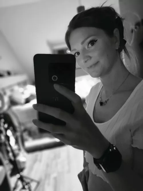 B&W pictures always have this classyness over then🖤🤍