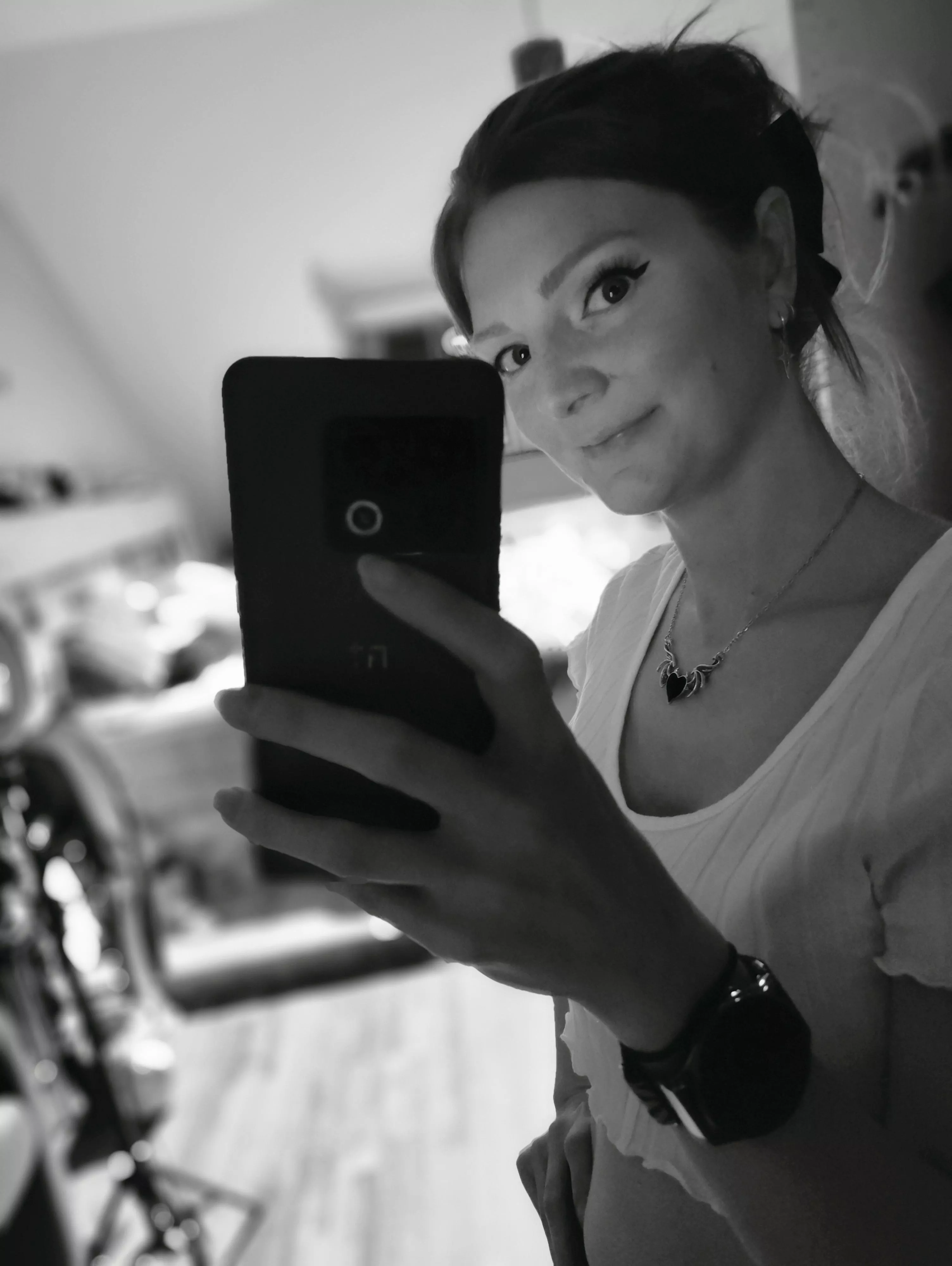 B&W pictures always have this classyness over then🖤🤍