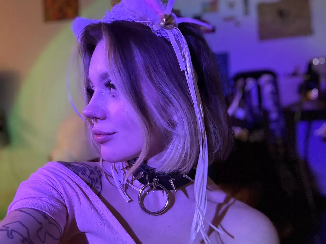 how would you react if that cat scratched you while you were playing