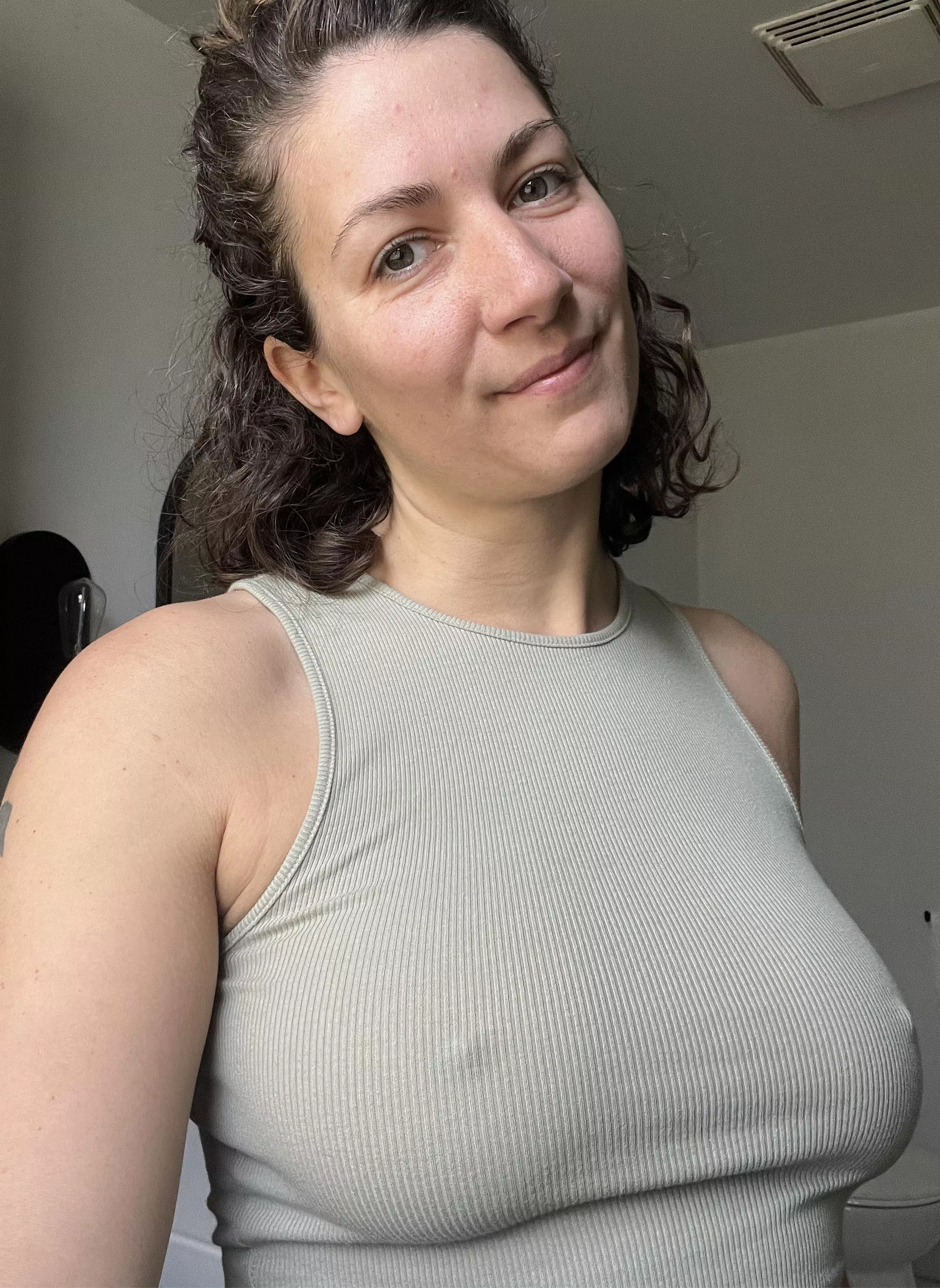 Mild mannered girl next door 💁🏻‍♀️ [f]