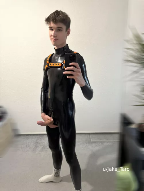 thats what happens with me in leather 🥵